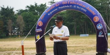 Wagub Sani saat sampaikan sambutan pada pembukaan Dies Natalis Ke-60 Unja serta Rektor Cup di Lapangan Sepak Bola Universitas Jambi, Kabupaten Muaro Jambi, Rabu (17/05/2023). [Foto: Diskominfo/Novriansah]