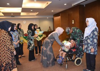 Kasad TNI didampingi Ketua Umum Persit Kartika Chandra Kirana saat memberikan tali asih kepada keluarga prajurit yang sakit berat serta anak berkebutuhan khusus, di PT Djarum Kudus Indonesia, Jawa Tengah, Rabu (17/5/2023). [Foto: Dispenad]