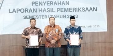 Ketua DPRD dampingi Bupati Romi saat menerima LPH Opini WTP di Kantor BPK RI Jambi, Jumat (19/5/2023). [Foto: Diskominfo Tanjab Timur]