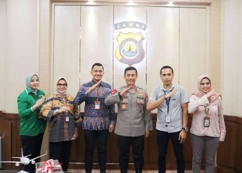 Kapolda Jambi, Irjen Pol. Rusdi Hartono terima kunjungan silaturahmi Direksi Garuda Indonesia dan Citilink Cabang Jambi di Mapolda Jambi, Jumat (19/05/2023). [Dok. Humas Polda Jambi]