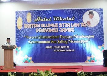 Gubernur Jambi, Al Haris, saat menghadiri kegiatan halal bihalal dengan Keluarga Besar Ikatan Alumni Sekolah Tinggi Ilmu Administrasi Lembaga Administrasi Negara (STIA-LAN) Republik Indonesia Provinsi Jambi di Rumah Kito Resort Hotel, Jumat (19/5/2023). [Foto: Diskominfo/Harun]