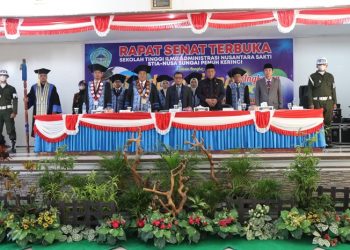 Wagub Abdullah Sani saat menghadiri wisuda sarjana administrasi negara ke XVII di Kampus II STIA Nusantara Sakti Sungai Penuh-Kerinci, Sabtu (20/05/2023). [Foto Diskominfo/Agus]
