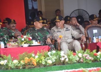 Kasad Jenderal TNI, Dr. Dudung Abdurachman mendampingi Panglima TNI Laksamana TNI Yudo Margono pada upacara pembukaan Latsitardanus XLIII Tahun 2023 yang dilaksanakan di Kota Padang, Jumat (19/5/2023). [Dok. Dispenad]