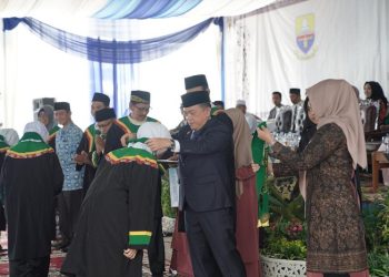 Gubernur Al Haris saat menghadiri Wisuda Santri Akhir PKP Al-Hidayah Jambi di Lapangan Santri Putra PKP Al-Hidayah Jambi, Sabtu (20/05/2023). [Foto: Diskominfo/Hori]
