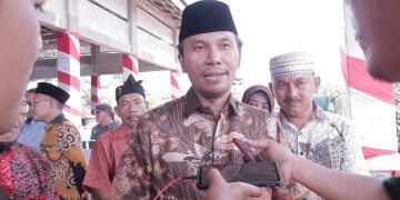 Ketua DPRD Provinsi Jambi, Edi Purwanto saat diwawancarai usai Halal Bi Halal Keluarga Besar PKJM di Pendopo PKJM, Bangko, Kabupaten Merangin, Sabtu (20/5/2023). [Dok. Humas DPRD Provinsi Jambi]