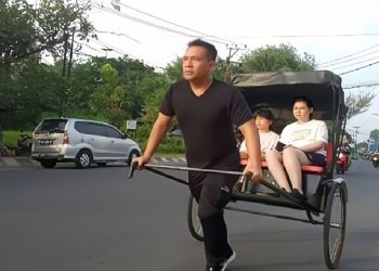 Anggota Brimob Tarik Becak China di Jalanan Kota Jambi, Mirip Adegan Film Kungfu. [Foto: iNews/Azhari Sultan]