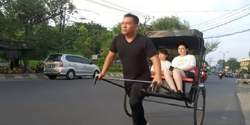Anggota Brimob Tarik Becak China di Jalanan Kota Jambi, Mirip Adegan Film Kungfu. [Foto: iNews/Azhari Sultan]