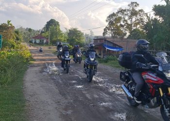 Bikers Honda CB150X Community Jambi Fourni bersama seluruh jaringan Dealer Resminya di Muara Bungo menggelar event bertajuk “Honda CB150X Touring Road to Stone Creek” menuju Wisata Sungai Telang Muara Bungo, Minggu (21/5/2023). [Dok. Sinsen/Ajeng]