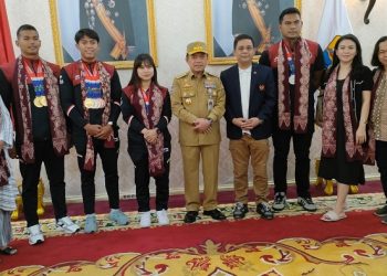 Gubernur Jambi, Al Haris, dan Ketua KONI Provinsi Jambi berfoto besama para atlet asal Jambi yang meraih medali pada SEA Games 2023. [Foto: Pariwara Jambi/Riki]