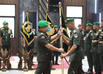 Kasad Jenderal TNI Dr. Dudung Abdurachman memimpin acara serah terima enam jabatan strategis di lingkungan TNI AD di Aula Jenderal Besar A.H. Nasution, Mabesad, Jakarta, Selasa (23/5/2023). [Dok. Dispenad]