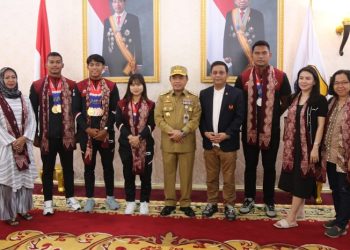 Momen Foto bersama Gubernur Al Haris bersama Atlet Jambiyang berlaga di SEA Games 2023, bertempat di Peranginan Depan Rumah Dinas Gubernur, Selasa (23/05/2023). [Foto: Diskominfo/Agus Suprianto]