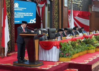 Gubernur Al Haris hadiri rapat paripurna bersama DPRD Provinsi Jambi dalam agenda penyerahan LHP atas LKPD Provinsi Jambi ta 2022, bertempat di Ruang Rapat Paripurna DPRD Provinsi Jambi, Selasa (23/05/2023).[Foto: Diskominfo/Novriansyah]