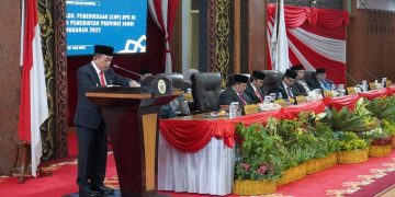 Gubernur Al Haris hadiri rapat paripurna bersama DPRD Provinsi Jambi dalam agenda penyerahan LHP atas LKPD Provinsi Jambi ta 2022, bertempat di Ruang Rapat Paripurna DPRD Provinsi Jambi, Selasa (23/05/2023).[Foto: Diskominfo/Novriansyah]