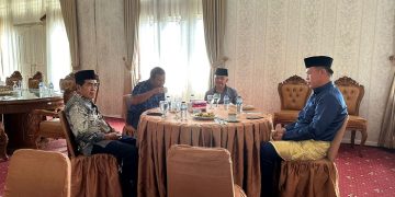 Bupati Romi bersama para tokoh HKK pada pelaksanaan Halal Bihalal HKK Kabupaten Tanjab Timur di Gedung TP PKK Tanjabtim, Rabu (24/05/2023). [Foto: Diskominfo/Agus]