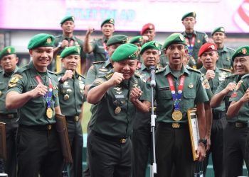 Kasad Jenderal TNI, Dr. Dudung Abdurachman bersama 19 atlet TNI AD yang ikut di ajang SEA Games 2023 Kamboja berfoto di Lapangan Mabesad, Jakarta, Rabu (24/05/2023). [Foto: Dispenad]
