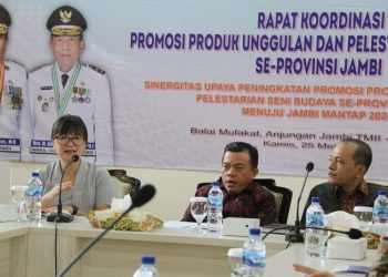 Gubernur Al Haris bersama Anggota DPRD Provinsi Jambi, Kamaludin Havis pada Rakor promosi produk unggulan dan pelestarian seni budaya di Anjungan Jambi TMII di Taman Mini Indonesia Indah, Jakarta, Kamis (25/05/2023). [Dok. Diskominfo/Erik]