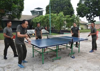 Danrem 042/Gapu bermain tenis meja dengan prajurit jajaran Korem 042/Gapu di Yonif R 142/KJ, Pal II, Kasang, Kota Jambi, Jumat (26/5/2023). [Foto: Penrem 042/Gapu]