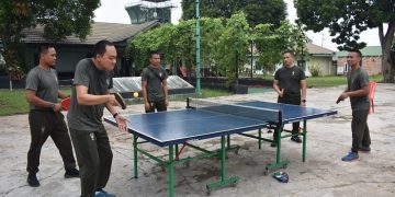 Danrem 042/Gapu bermain tenis meja dengan prajurit jajaran Korem 042/Gapu di Yonif R 142/KJ, Pal II, Kasang, Kota Jambi, Jumat (26/5/2023). [Foto: Penrem 042/Gapu]