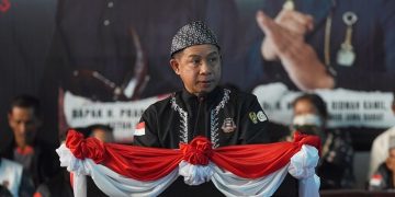 Wakasad TNI ketika membuka secara resmi Kejuaraan Terbuka Pencak Silat Piala Kasad ke-1 tahun 2023, bertempat di Gedung Olah Raga (GOR) M. Toha Dinas Jasmani Militer Angkatan Darat (Disjasad), Baros Cimahi, Jawa Barat, Jumat (26/5/2023). [Foto: Dispenad]