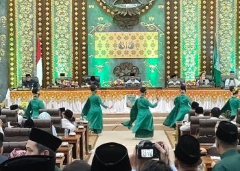 Gubernur Al Haris pada rapat paripurna dalam rangka memperingati HUT Pemkot Jambi dan hari jadi Tanah Pilih Pusako Batuan Kota Jambi 2023 di DPRD Kota Jambi, Senin (29/05/2023). [Foto: Aurduri.com/Reza]