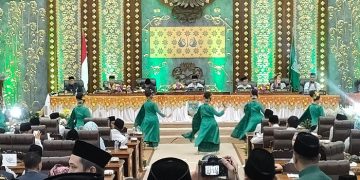 Gubernur Al Haris pada rapat paripurna dalam rangka memperingati HUT Pemkot Jambi dan hari jadi Tanah Pilih Pusako Batuan Kota Jambi 2023 di DPRD Kota Jambi, Senin (29/05/2023). [Foto: Aurduri.com/Reza]