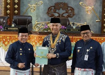 Gubernur Jambi, Al Haris bersama Walikota Jambi Syarif Fasha usai menghadiri Rapat Paripurna di Gedung DPRD Kota Jambi, Senin (29/05/2023). [Foto: Diskominfo/Harun]