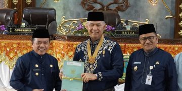 Gubernur Jambi, Al Haris bersama Walikota Jambi Syarif Fasha usai menghadiri Rapat Paripurna di Gedung DPRD Kota Jambi, Senin (29/05/2023). [Foto: Diskominfo/Harun]