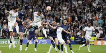 Rodrygo berhasil memborong dua gol. Skor berubah menjadi 2-1 untuk keunggulan Los Blancos. [Foto: AP/Bernat Armangue]