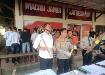 Polresta jambi gelar konferensi pers. [Foto: lampukuning.id]