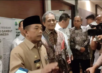 Al Haris saat diwawancarai wartawan usai launching kurikulum pendidikan lingkungan gambut di Aston Hotel, Jambi, Rabu (14/06/2023). [Foto: pariwarajambi/Riki]