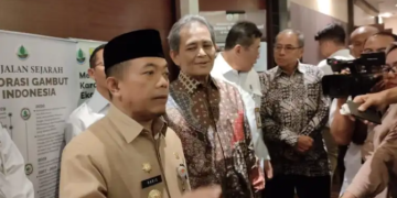 Al Haris saat diwawancarai wartawan usai launching kurikulum pendidikan lingkungan gambut di Aston Hotel, Jambi, Rabu (14/06/2023). [Foto: pariwarajambi/Riki]