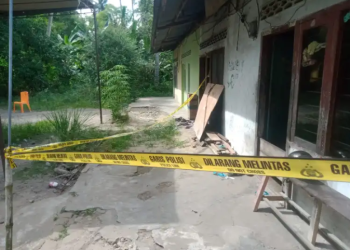 TKP pembunuhan yang sudah diberi garis polisi di Lorong Kapak, RT 30, Kebun Handil, Kecamatan Jelutung, Kota Jambi pada Selasa (13/6/2023). [Foto: Aurduri.com/Reza]