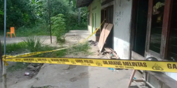 TKP pembunuhan yang sudah diberi garis polisi di Lorong Kapak, RT 30, Kebun Handil, Kecamatan Jelutung, Kota Jambi pada Selasa (13/6/2023). [Foto: Aurduri.com/Reza]