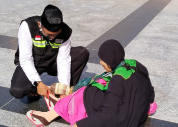 Petugas membantu jemaah di pelataran Masjid Nabawi. [Foto: kemenag.go.id]
