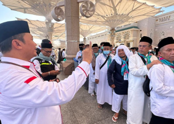 Kadaker Madinah, Zaenal Muttaqin menyapa jemaah kloter terakhir yang akan masuk Raudhah. [Foto: kemenag.go.id]