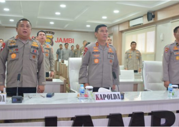 Kapolda Jambi, Irjen Pol Rusdi Hartono saat mengikuti Launching Computer Security Incident Response Team (CSIRT) Polri Via Zoom Meeting di Mapolda Jambi, Kamis (15/06/2023). [Foto: Humas Polda Jambi]