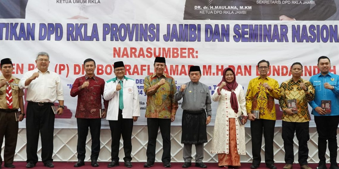 Gubernur pada acara Pelantikan dan Seminar Nasional DPD RKLA Provinsi Jambi, di Gedung Maulidia Convention Center, Pematang Sulur Kota Jambi, Kamis (01/06/2023). [Foto: Diskominfo/ Erit]