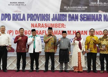 Gubernur pada acara Pelantikan dan Seminar Nasional DPD RKLA Provinsi Jambi, di Gedung Maulidia Convention Center, Pematang Sulur Kota Jambi, Kamis (01/06/2023). [Foto: Diskominfo/ Erit]