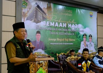 Wagub Sani saat menyampaikan pesan kepada JCH kloter 23 Embarkasi Antara Provinsi Jambi tahun 1444 Hijriah di Asrama Haji, Kota Jambi, Senin (12/06/2023). [Foto: Diskominfo/Novriansah]