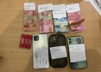 Barang bukti handphone dan uang tunai yang diamankan polisi, Kamis (22/06/2023). [Foto: Humas Polda Jambi]