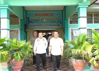 Gubernur Al Haris saat melakukan pemantauan di SMA Negeri 1 Muaro Jambi, SMK Pertanian Pembangunan Jambi, Kamis (22/06/2023). [Foto: Diskominfo/Novriansah]