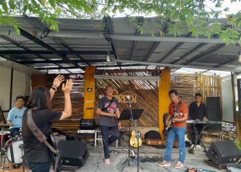Penampilan Band bergenre rock Green Cafe di kawasan Kebon Kopi, Sabtu (24/6/2023). [Foto: Aurduri.com/Reza Fender]