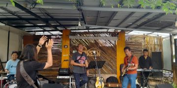 Penampilan Band bergenre rock Green Cafe di kawasan Kebon Kopi, Sabtu (24/6/2023). [Foto: Aurduri.com/Reza Fender]