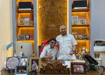 Ketum Aspebindo, Anggawira saat berfoto bersama Ketum PJS, Senin (25/06/2023) di Jakarta. [Foto: PJS]