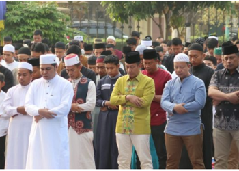 Pelaksanaan sholat Ied di Lapangan Mapolda Jambi, Kamis (29/6/23).[Foto: Humas Polda Jambi]