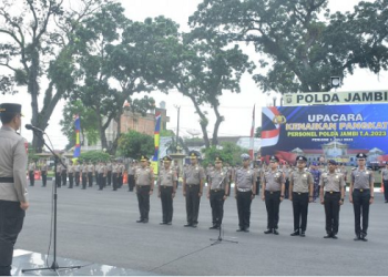 Kapolda saat pimpin upacara Kenaikan pangkat Personel Polda Jambi di Lapangan Hitam Mapolda Jambi, Jumat (30/6/2023).[Foto: Humas Polda Jambi]