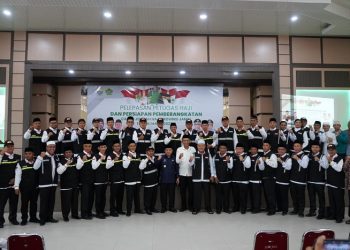 Foto bersama Gubernur Al Haris saat acara Pelepasan Petugas Haji dan Persiapan Pemberangkatan Calon Jemaah Haji Provinsi Jambi Tahun 1444 H/2023 M, di Asrama Haji Kota Baru Jambi, Selasa (30/05/2023). [Foto: Diskominfo/Novriansah] 