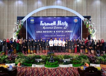 Wagub Sani saat menghadiri Perpisahan siswa-siswi kelas XII SMAN 8 Kota Jambi Angkatan Ke-42 TA 2022/2023, di Cahaya Prima Convention Center, Rabu (31/05/2023). [Foto: Diskominfo/Novriansah]