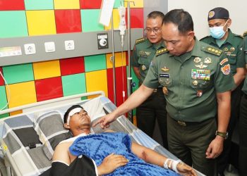 Wakasad, Letjen TNI Agus Subiyanto saat menjenguk lima orang kru Helikopter Bell 412 EP di Rumah Sakit Dustira, Selasa (30/5/2023). [Dok. Dispenad]