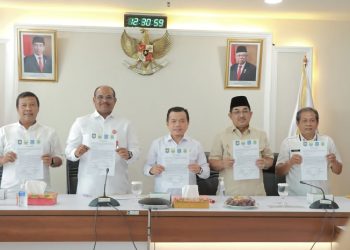 Bupati Anwar Sadat bersama Gubernur Jambi saat Rapat Pembahasan Batas Daerah di Jakarta Rabu (31/05/2023).[Foto: Diskominfo Tanjabbar]